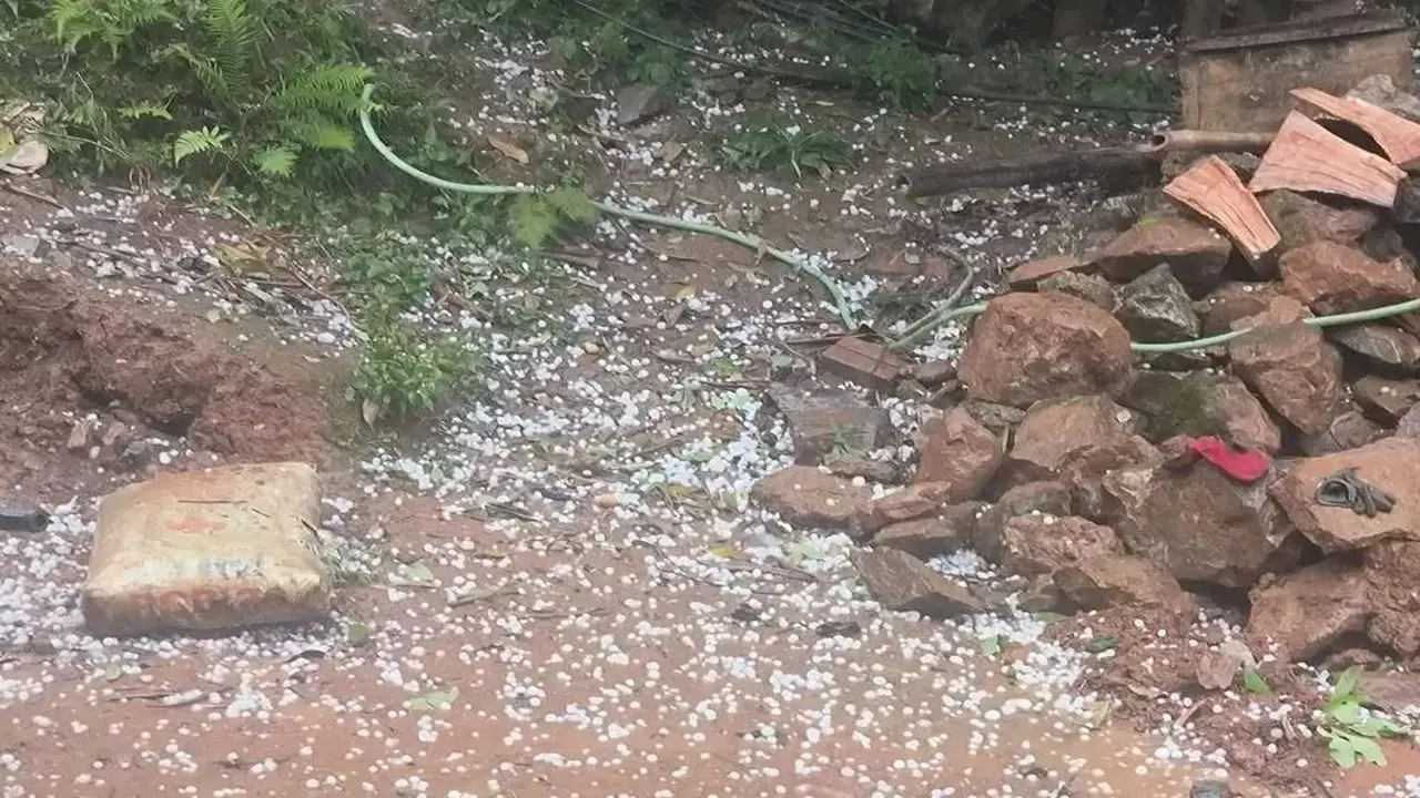 كتلة هوائية باردة تضرب شمال فيتنام مصحوبة بأمطار غزيرة وعواصف بردية رعدية